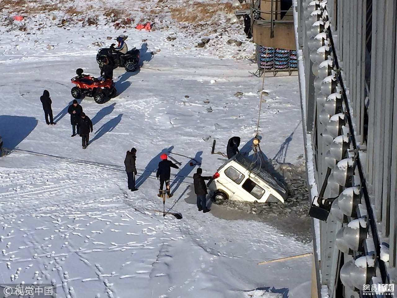 长春一车辆冰雪天坠江 镇政府回应_有问必答