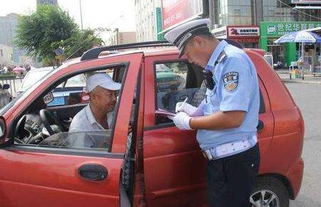 大爷把路边车牌设成银行卡密码，真相揭秘