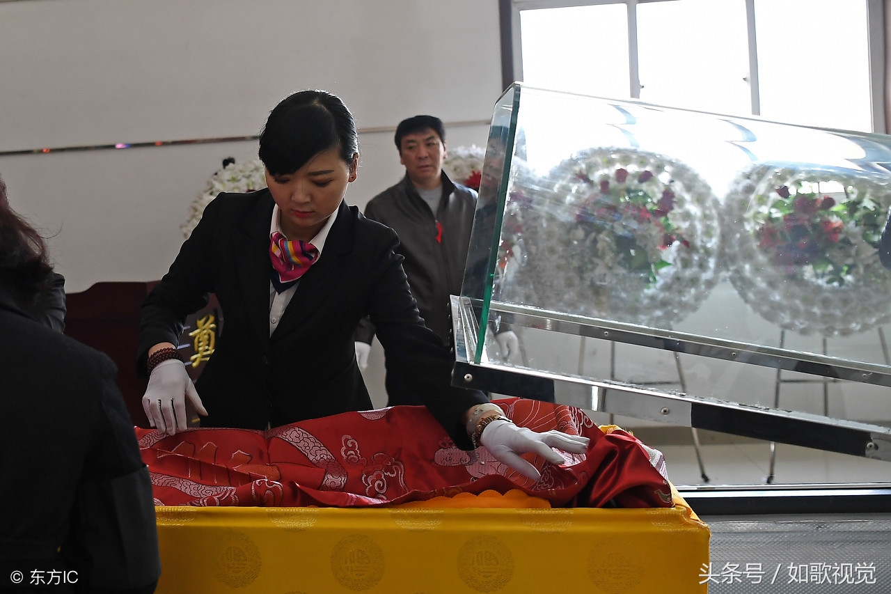 女生学殡葬后亲戚递红包手都发抖，职业背后的尊重与理解