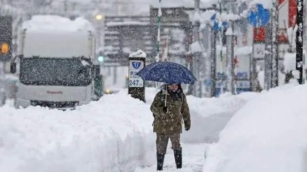 日本遭遇罕见大雪，影响与应对