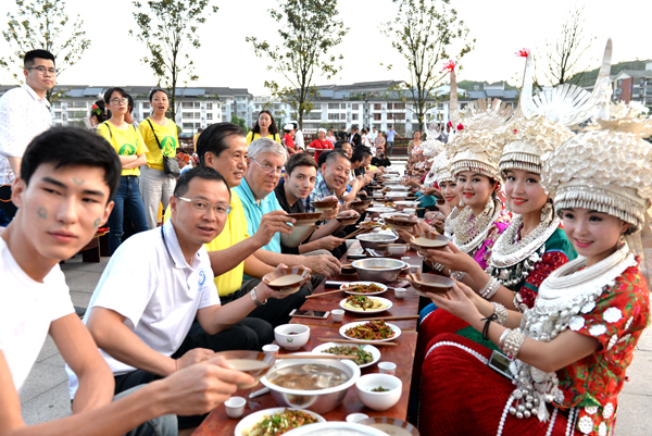 韩国人走进湖北恩施体验土家长桌宴，文化与美食的交融之旅