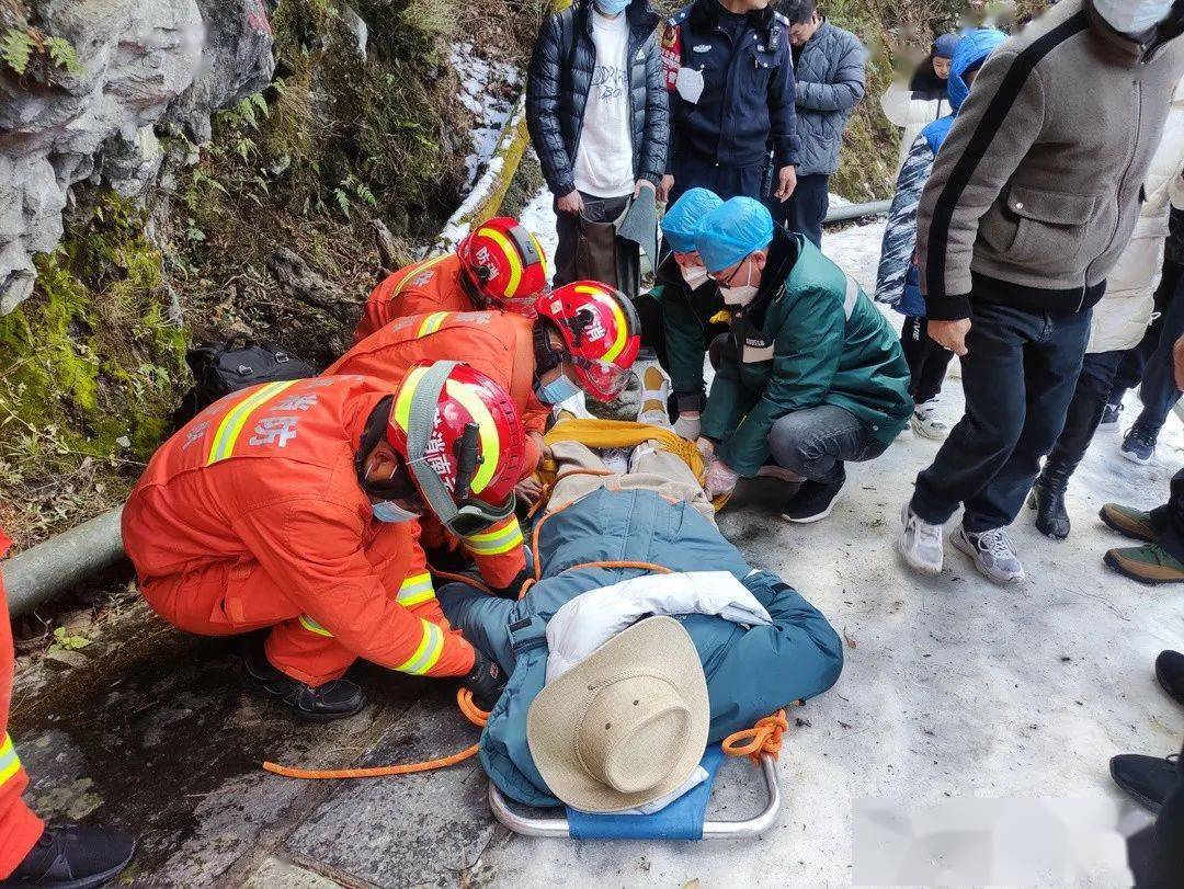 山中大块冰柱掉落，游客躲避摔伤事件