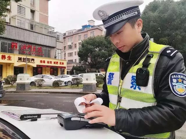 民警被查前车托在门口排队送钱背后的故事