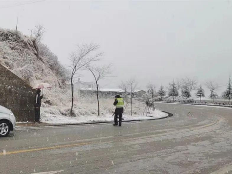 云南迎25年首场降雪