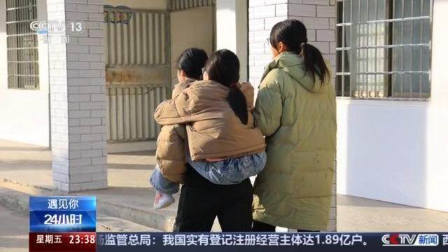 14岁女孩连续8年背闺蜜上学