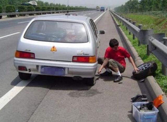 男子匆忙上班遭遇意外，撞飞石墩后紧急打卡