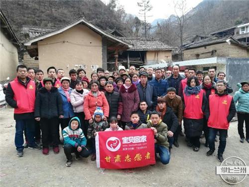 女生凌晨摸黑走山路 好心人捎回城