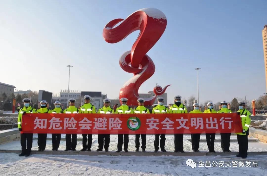 四川小伙雪天高压线上作业引关注