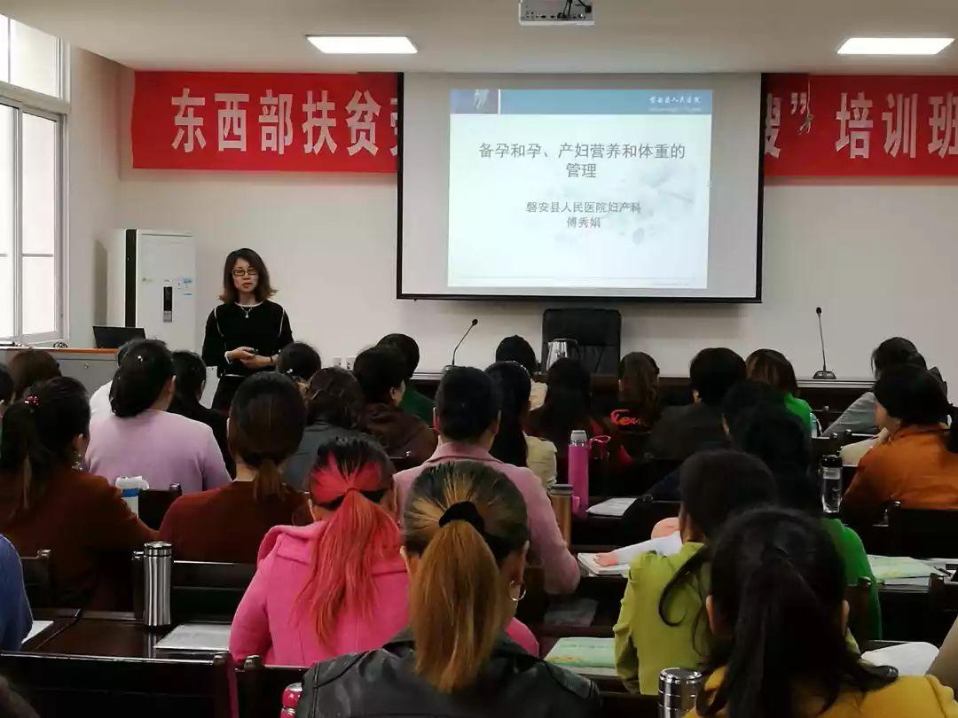 女子怀孕找不到月嫂，报培训班助婆婆学习育儿知识