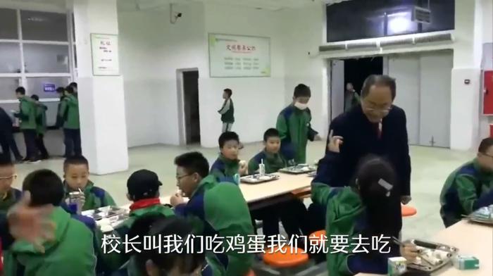 校长靠校吃校：姐做食堂弟做工程