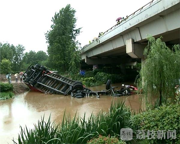 安徽一桥梁垮塌货车坠河