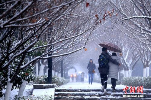 今冬以来最强雨雪来袭，寒潮中的温暖与坚守