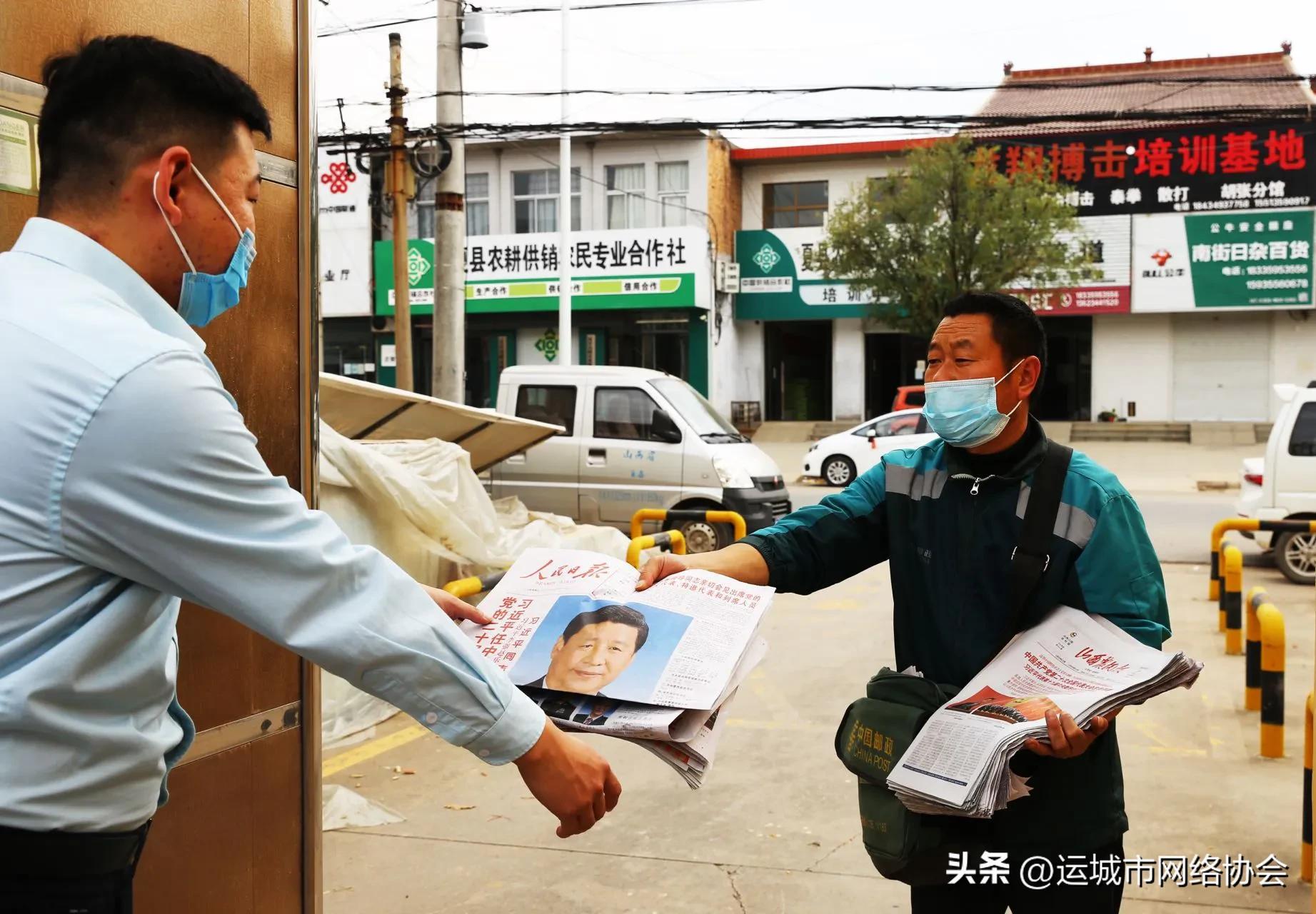 深圳一餐馆老板因“门上喜报”走红