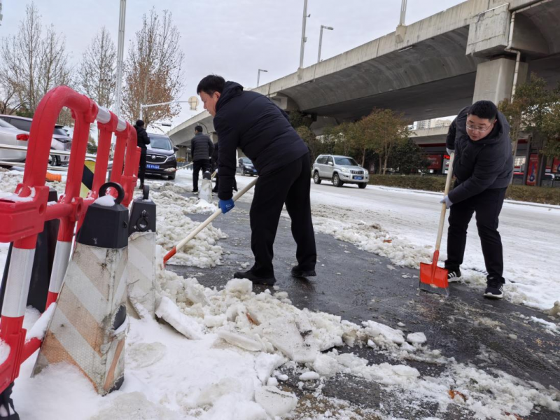 河南多景区雪人开道扫雪，展现冬季魅力