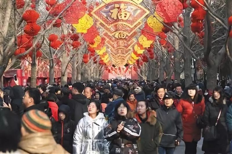 大年初一全国多地景区游客爆满，旅游热潮迎新春