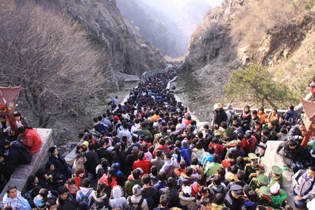 机器人助力游客轻松攀登泰山