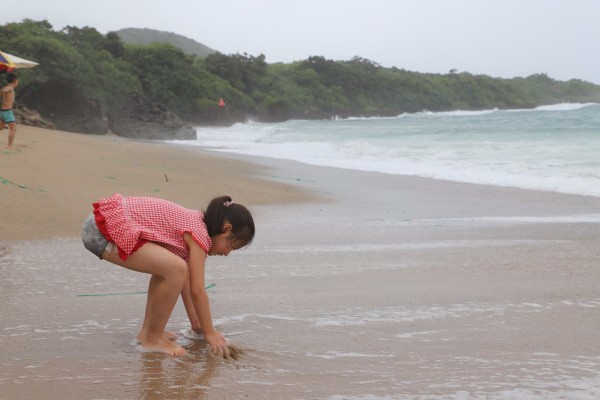 小孩被海浪卷走 白衣男冲入巨浪救人