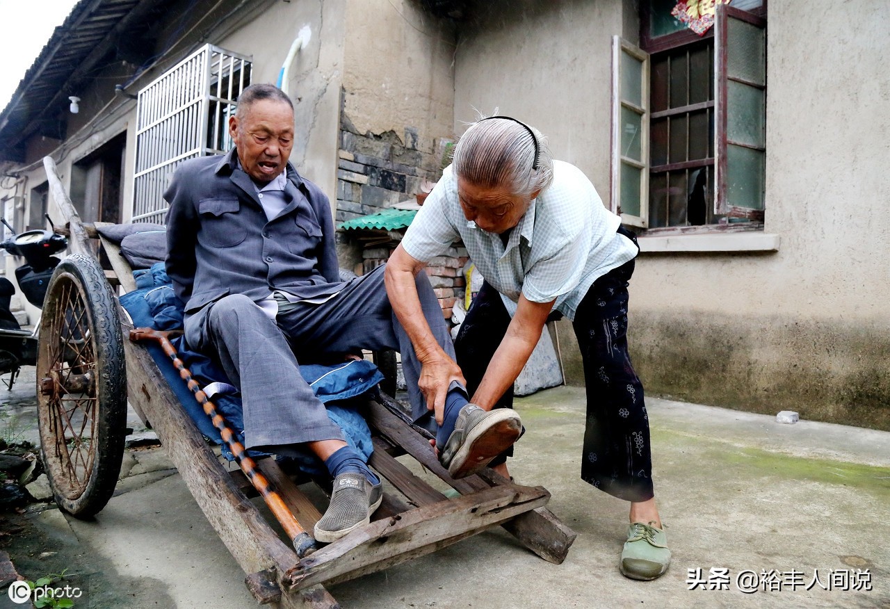 中风加晕车 79岁老人躺板车去拜年