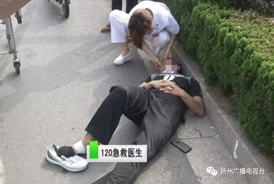 小伙深夜下楼摆电瓶车背后的故事，失恋与秩序之美