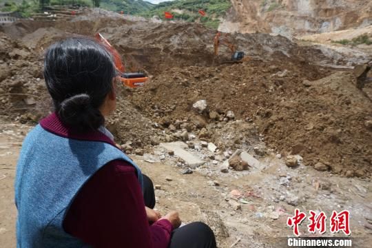 亲历者讲述，家被泥石流吞噬，余滑坡隐患重重——生死边缘的考验与答疑