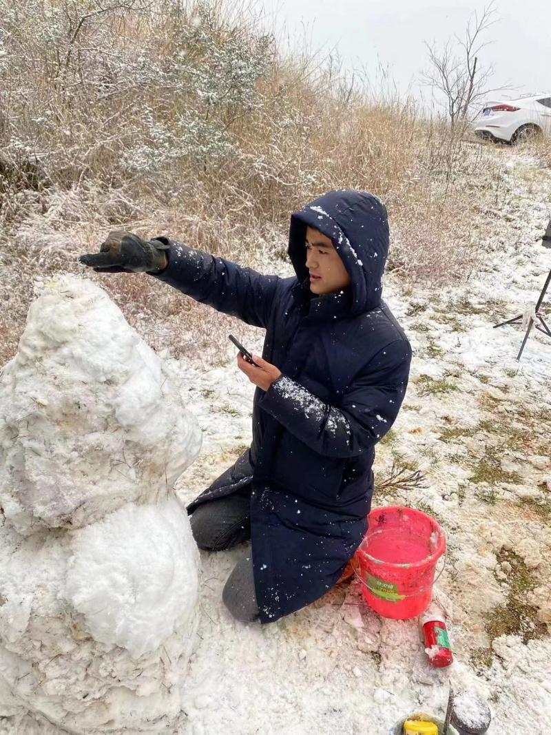 姐夫不听劝爬梯上房顶清理积雪滑倒