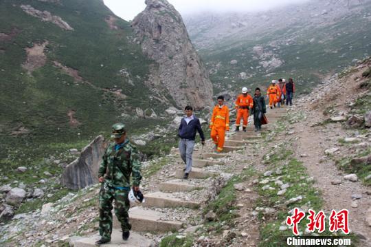 雪后登山惊魂！游客滑倒险坠梯，真相究竟如何？