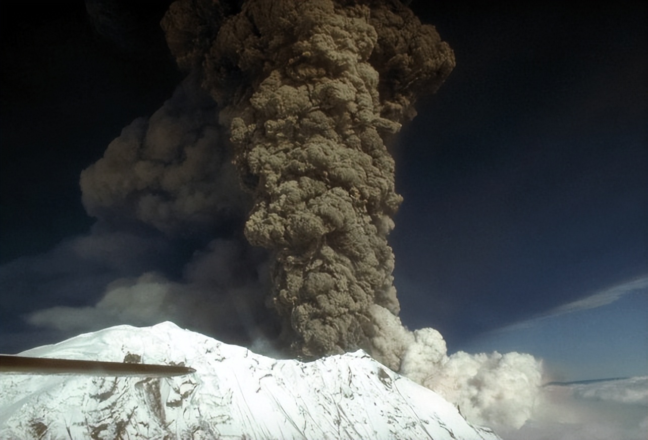 美国火山喷发震撼全球，高度冲破天际达60米，威力究竟如何？