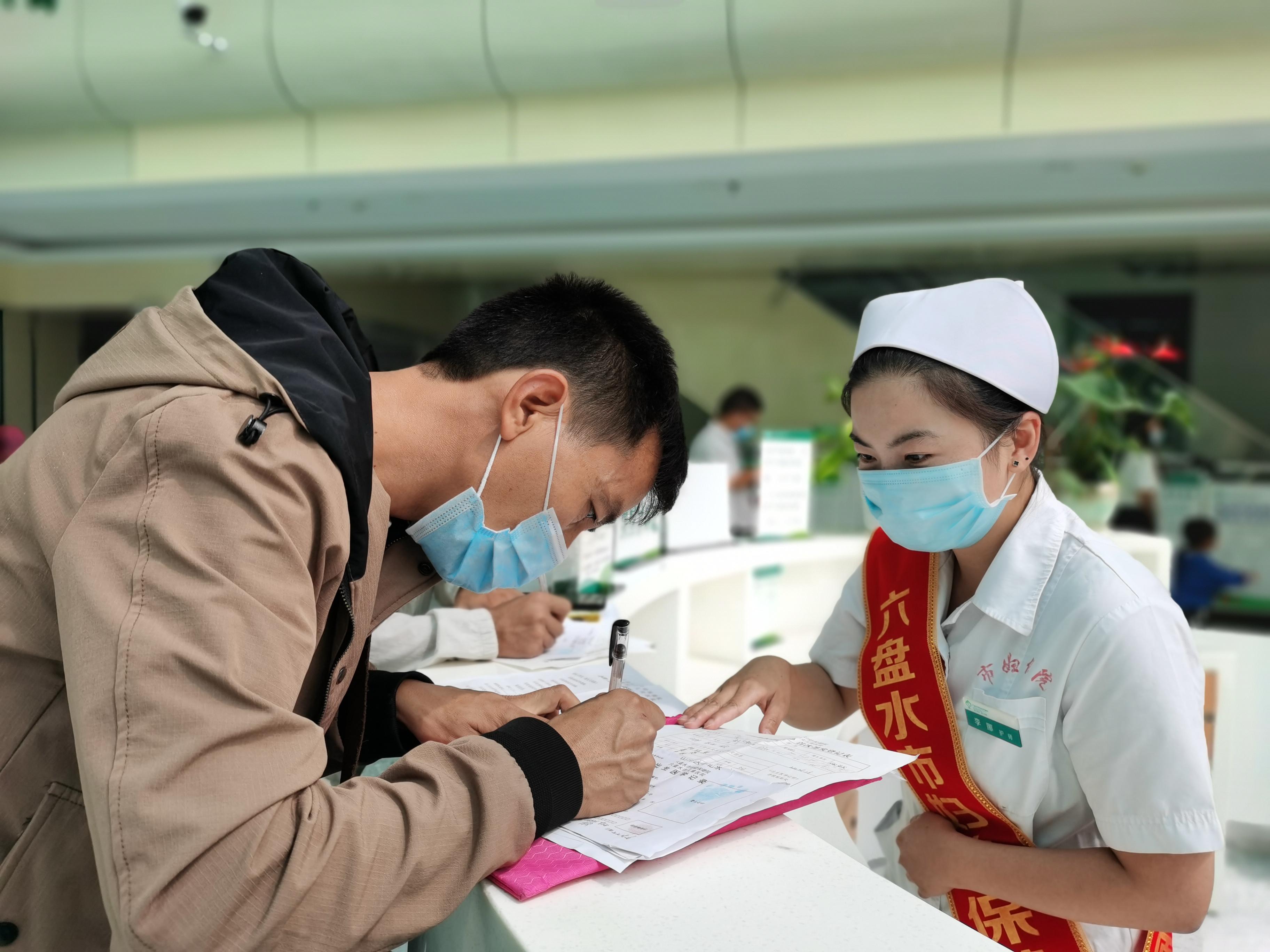 震惊！13岁少年助力妈妈迎接新生命，家庭接生的温情瞬间！